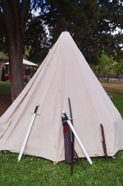 Ormanda yay kılıç ve oklar ile Ortaçağ çadır