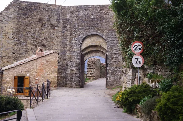 Montanina Gate Czona Tuscany Italy — стоковое фото