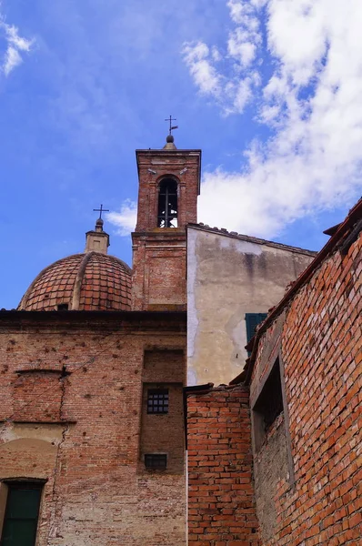 Обратная Сторона Церкви Санта Мария Делле Ведуте Фучеккио Тоскана Италия — стоковое фото