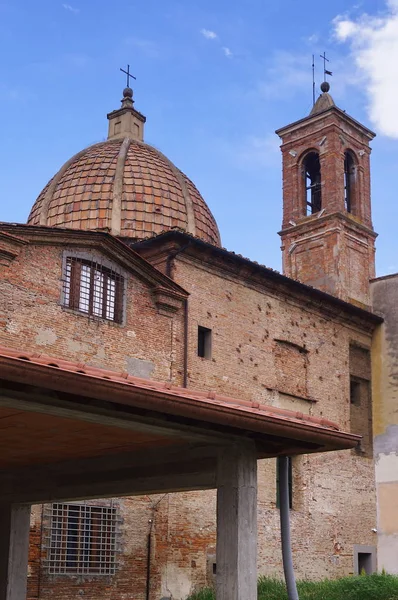 Обратная Сторона Церкви Санта Мария Делле Ведуте Фучеккио Тоскана Италия — стоковое фото