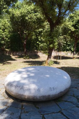 Floransa, Toskana, İtalya 'daki Boboli bahçesinde modern heykel