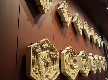 Giotto 'nun Opera del Duomo müzesindeki çan kulesinden fayanslar, Floransa, İtalya