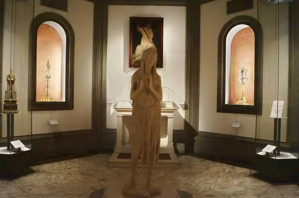 多纳泰罗在意大利佛罗伦萨多摩歌剧院博物馆的忏悔马格达莱纳雕像 — 图库照片