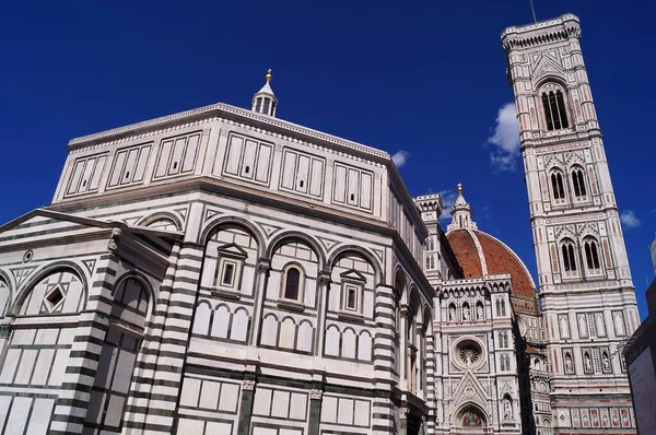 意大利佛罗伦萨的Baptistery和Giotto钟楼 — 图库照片