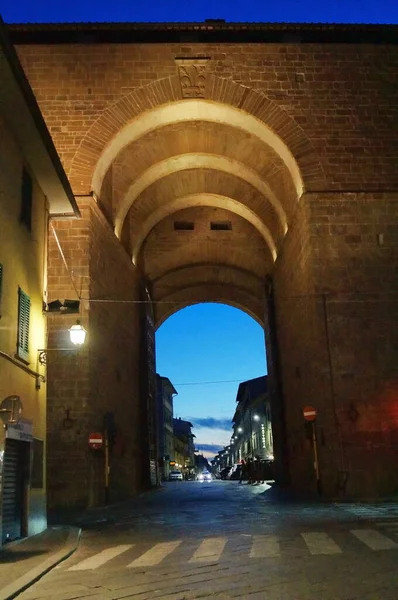 イタリア フィレンツェの夜のポルタ サンフレディアーノ — ストック写真