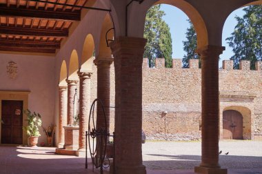 İtalya, Tuscany, Certaldo 'da Boccaccio' daki Stiozzi Ridolfi Sarayı 'nın avlusunda.
