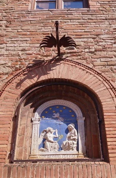 Религиозная Святыня Представляющая Благовещение Через Боккаччо Средневековой Деревне Чертальдо Тоскана — стоковое фото