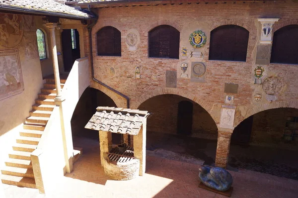 Pátio Palácio Pretorio Vicariato Antiga Aldeia Medieval Certaldo Toscana Itália — Fotografia de Stock
