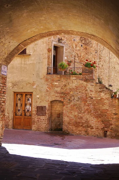 Τυπικός Δρόμος Του Αρχαίου Μεσαιωνικού Χωριού Certaldo Τοσκάνη Ιταλία — Φωτογραφία Αρχείου