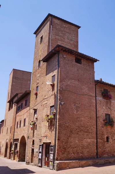 イタリア トスカーナ州セラルドの古代中世の村の塔 — ストック写真