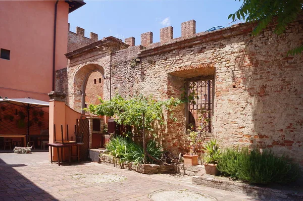Подвір Палацу Стародавньому Середньовічному Селі Сертлдо Тоскана Італія — стокове фото