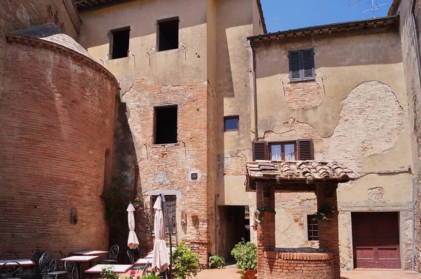 İtalya 'nın Certaldo, Toskana kentindeki antik ortaçağ köyü Boccaccio caddesinde su kuyusu.