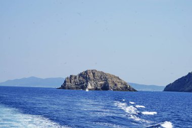 Porto Santo Stefano, Tuscany, İtalya kıyısında kayalar