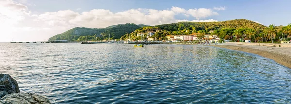 Rio Marina görünümünü kent merkezine ve plaj Cavo uçuruma Elba Adası üzerinden