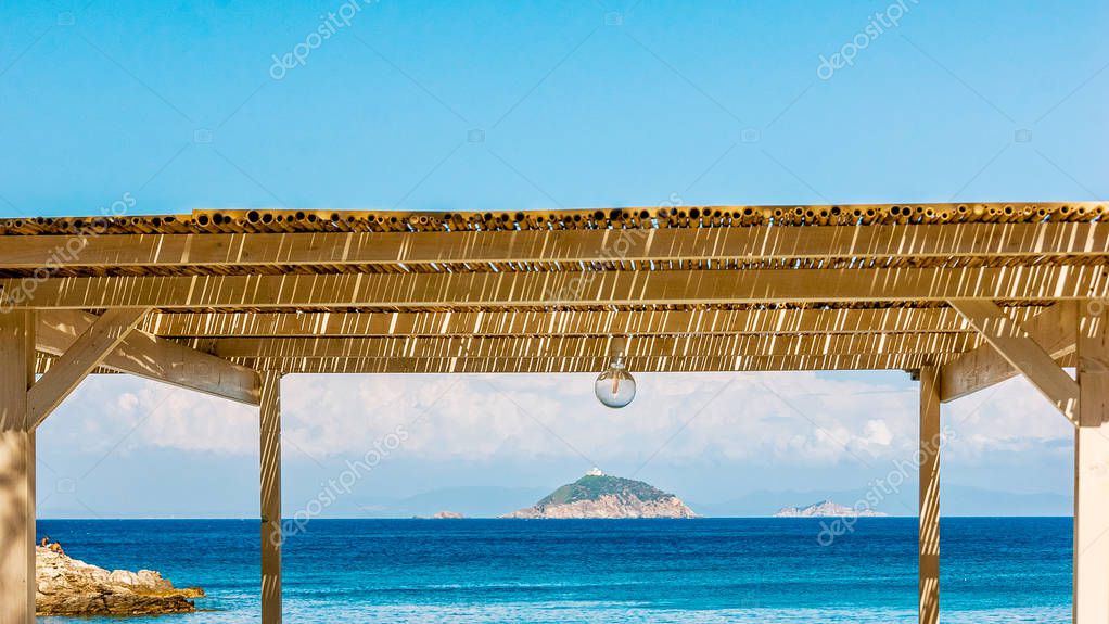 Isla Elba, por el chiringuito en el paseo marítimo de Cavo en la
