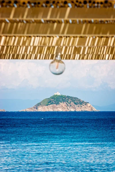 Elba adası, deniz adası Palmaiola mesafede Cavo kordon üzerinde chiringuito tarafından