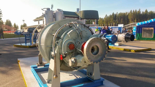 Açık bir sergide gaz kompresör istasyonu birimleri