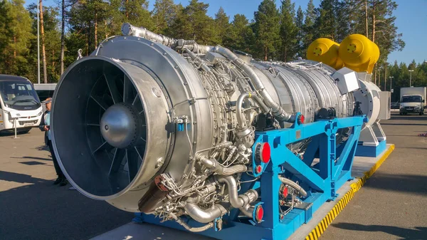 Açık bir sergide gaz kompresör istasyonu birimleri