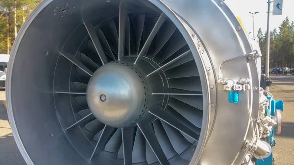 Açık bir sergide gaz kompresör istasyonu birimleri