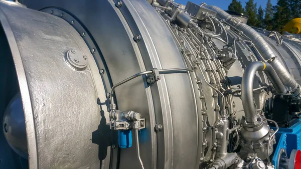 Açık bir sergide gaz kompresör istasyonu birimleri