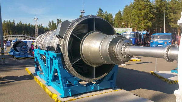 Açık bir sergide gaz kompresör istasyonu birimleri