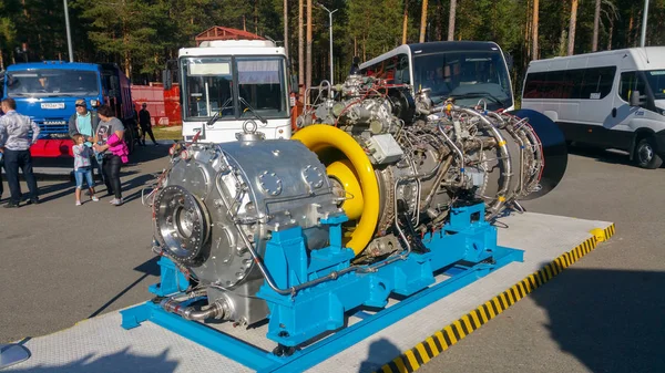 Açık bir sergide gaz kompresör istasyonu birimleri