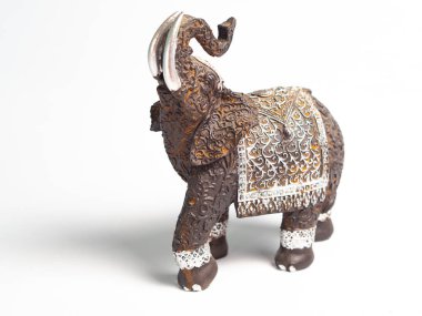 beyaz bir arka plan üzerinde el yapımı fil heykelcik