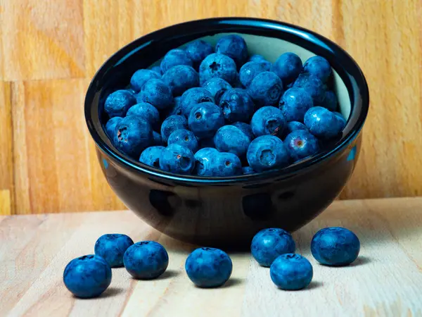 Bol Bleuets Frais Avec Gouttes Eau Sur Table Bois — Photo