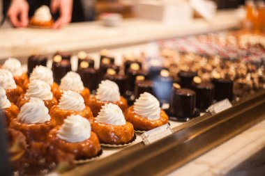 Tatlı tatlılar ayarlanır. Lezzetli yemekler. Pasta ya da pasta. Eclair, kek. Kremalı muhallebi ve dut ile Çikolatalı kek. 