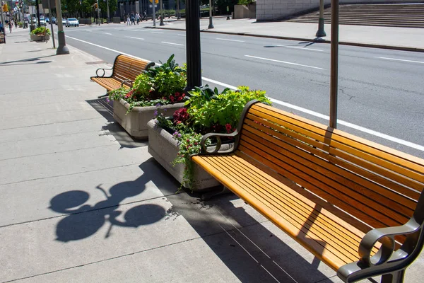 Une paire de bancs sur le trottoir — Photo