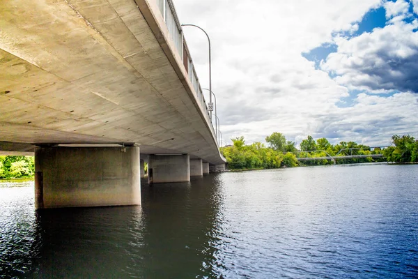 Köprünün altında Nehri