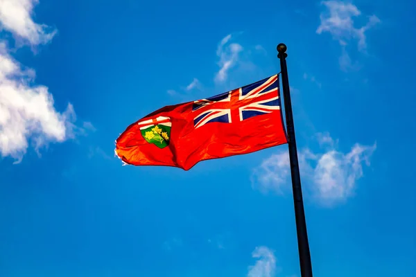 Rüzgarda Ontario Bayrağı