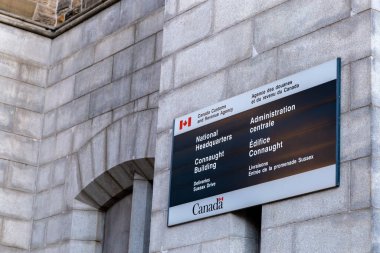 OTTAWA, ONTARIO, CANADA - 9 Mayıs 2020: Ottawa şehir merkezindeki Sussex Drive 'daki Connaught Binası, Kanada Gelir İdaresi' nin (CRA) ulusal merkezini barındırır.).
