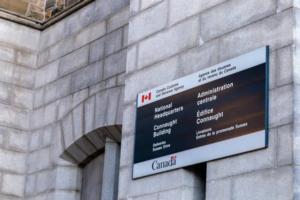 OTTAWA, ONTARIO, CANADA - 9 Mayıs 2020: Ottawa şehir merkezindeki Sussex Drive 'daki Connaught Binası, Kanada Gelir İdaresi' nin (CRA) ulusal merkezini barındırır.).