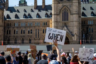 OTTAWA, ONTARIO, CANADA - 6 / 5 / 2020: Meclis Tepesi 'nde polis şiddeti ve ırkçılığı protesto eden binlerce kişi kalabalıkta 