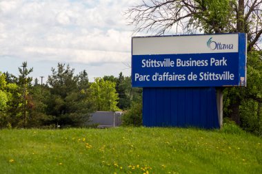 Kanada başkentinin batı ucundaki Iber Yolu 'ndaki Stittsville İş Parkı için iki dilde yazılmış bir tabela..