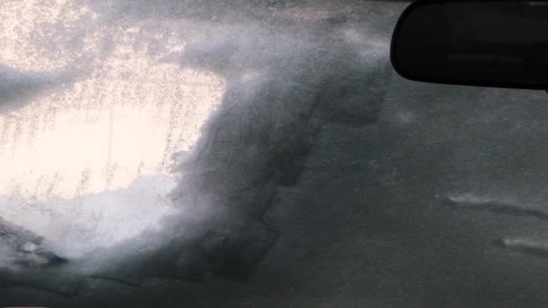 Arabanın Içinden Bakıldığında Bir Kar Fırçası Camdaki Buzu Karı Temizliyor — Stok video