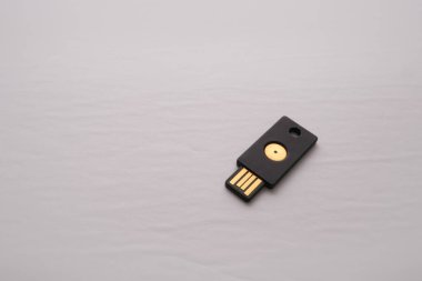 Güvenlik anahtarı içeren izole bir USB aygıtı, çevrimiçi giriş ve yetkilendirmeye güvenlik katmanı eklemek için iki faktörlü kimlik doğrulama için kullanılır.