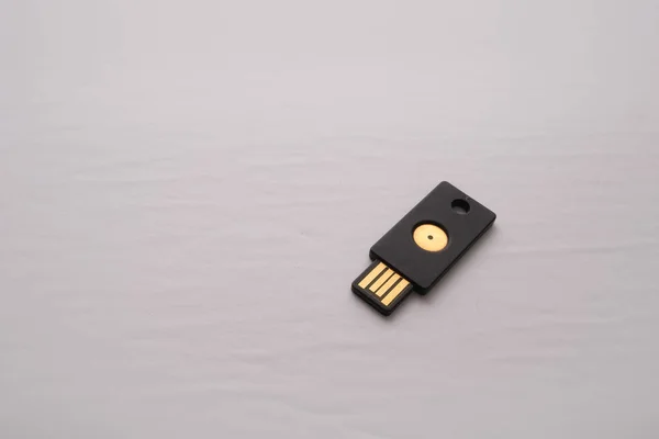 Güvenlik anahtarı içeren izole bir USB aygıtı, çevrimiçi giriş ve yetkilendirmeye güvenlik katmanı eklemek için iki faktörlü kimlik doğrulama için kullanılır.