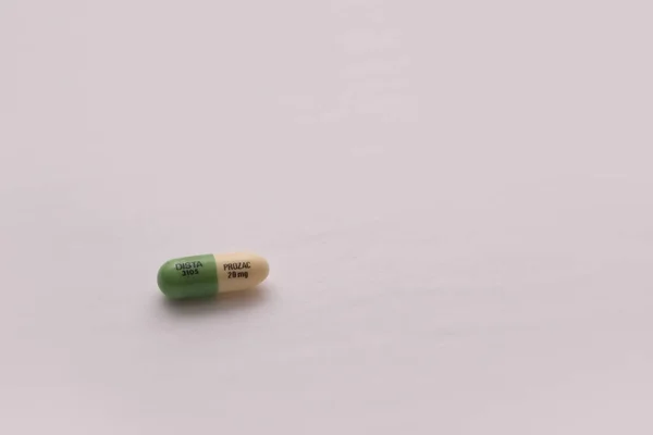 Una Sola Cápsula Prozac Una Marca Del Medicamento Antidepresivo Fluoxetine — Foto de Stock