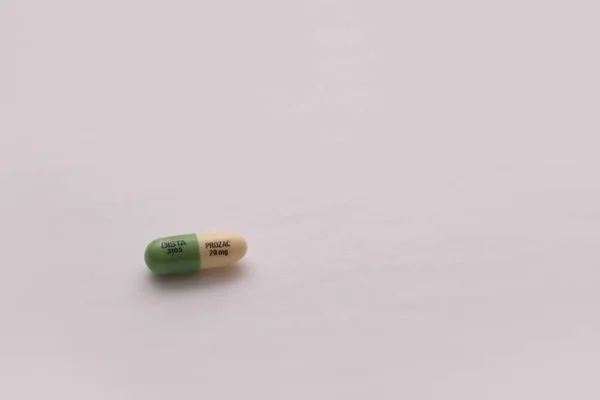20 mg 'lık tek bir Prozac kapsülü. Antidepresan bir ilaç. Fluoxetine..
