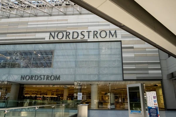 Ottawa, Ontario, Kanada merkezindeki CF Rideau Center 'da Nordstrom perakende satış yeri..
