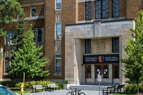Ottawa, Ontario, Kanada 'daki Saint Paul Üniversitesi' nin girişinde..