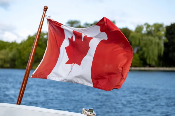 Uma Bandeira Canadense Voa Vento Popa Volta Pequeno Barco Árvores — Fotografia de Stock