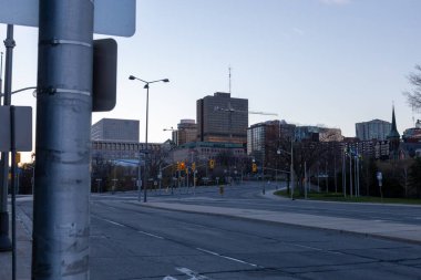 Dowtown Ottawa, Mayıs 2020 'de Lebreton Düzlükleri' nin kıyısındaki Wellington Caddesi 'nden şehrin batısında sakin bir sabah görüldü..