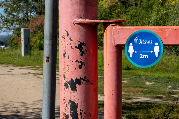 Kalkomania City Ottawa Carlington Park Przypomina Odwiedzającym Zachowaniu Fizycznej Odległości — Zdjęcie stockowe