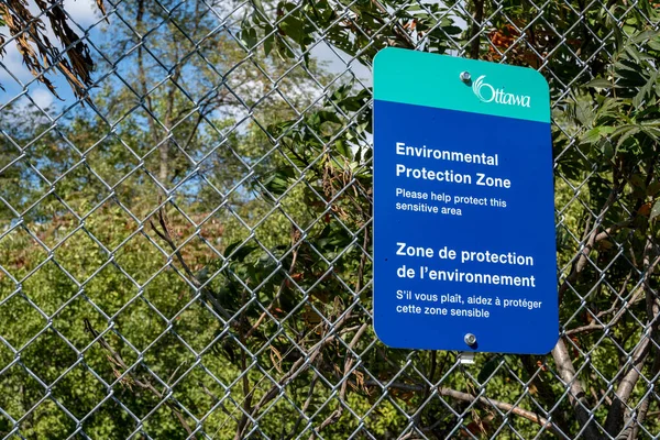 City Ottawa Sign Chain Link Fence Informs Visitors Carlington Park — Stock Photo, Image