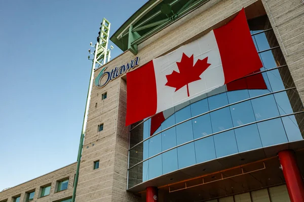 Una Bandera Nacional Canadiense Cuelga Frente Del Ayuntamiento Capital Canadá — Foto de Stock