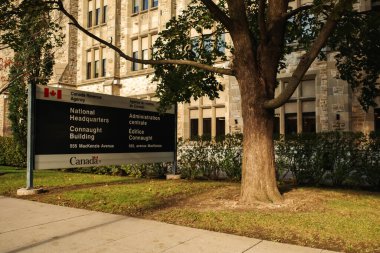 Ottawa, Ontario, Kanada - 8 Ekim 2020: Ottawa şehir merkezindeki Connaught binasındaki Kanada Maliye Dairesi Ulusal Karargahı (CRA).