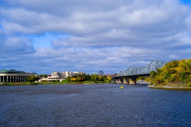 Ottawa, Ontario, Kanada - 8 Ekim 2020: Ottawa Nehri 'nin karşısındaki bir manzara Kanada Tarih Müzesi ve eyaletler arası Alexandra Köprüsü' nün Gatineau, Quebec 'e geçişini gösteriyor..